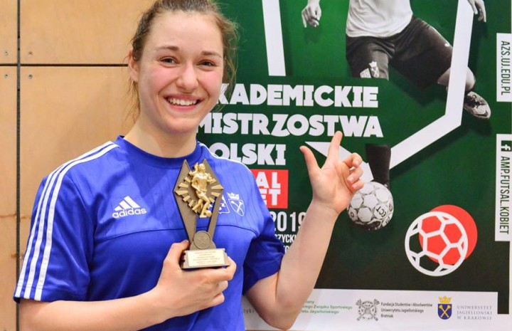 Poniósł ją plakat