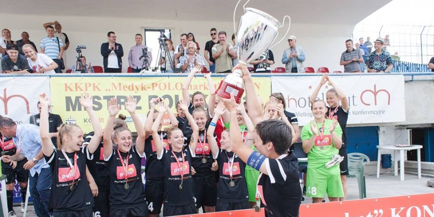 Puchar z lokalnych rąk