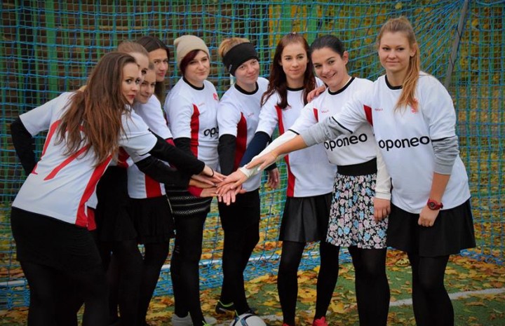 Grały w spódnicach