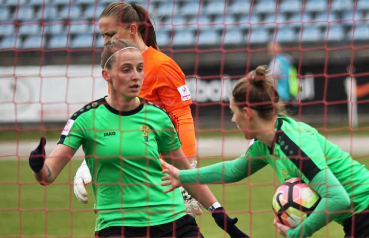 Kamczyk uparcie prowadzi