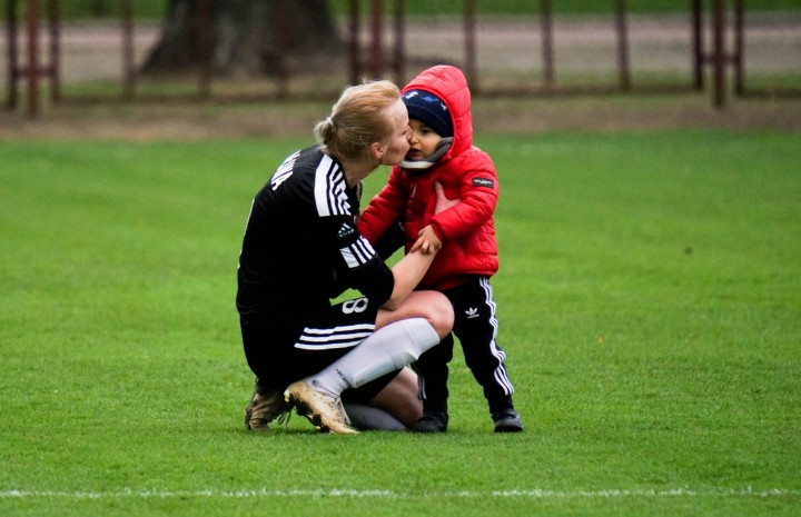 Prawne aspekty macierzyństwa u piłkarek