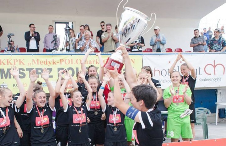 Puchar z lokalnych rąk